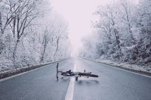 un vélo sur la route après un accident