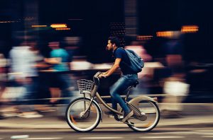 Homme roulant vite sur un vélo