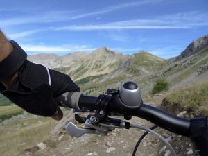 Cycliste à VTT sur un sentier de montagne